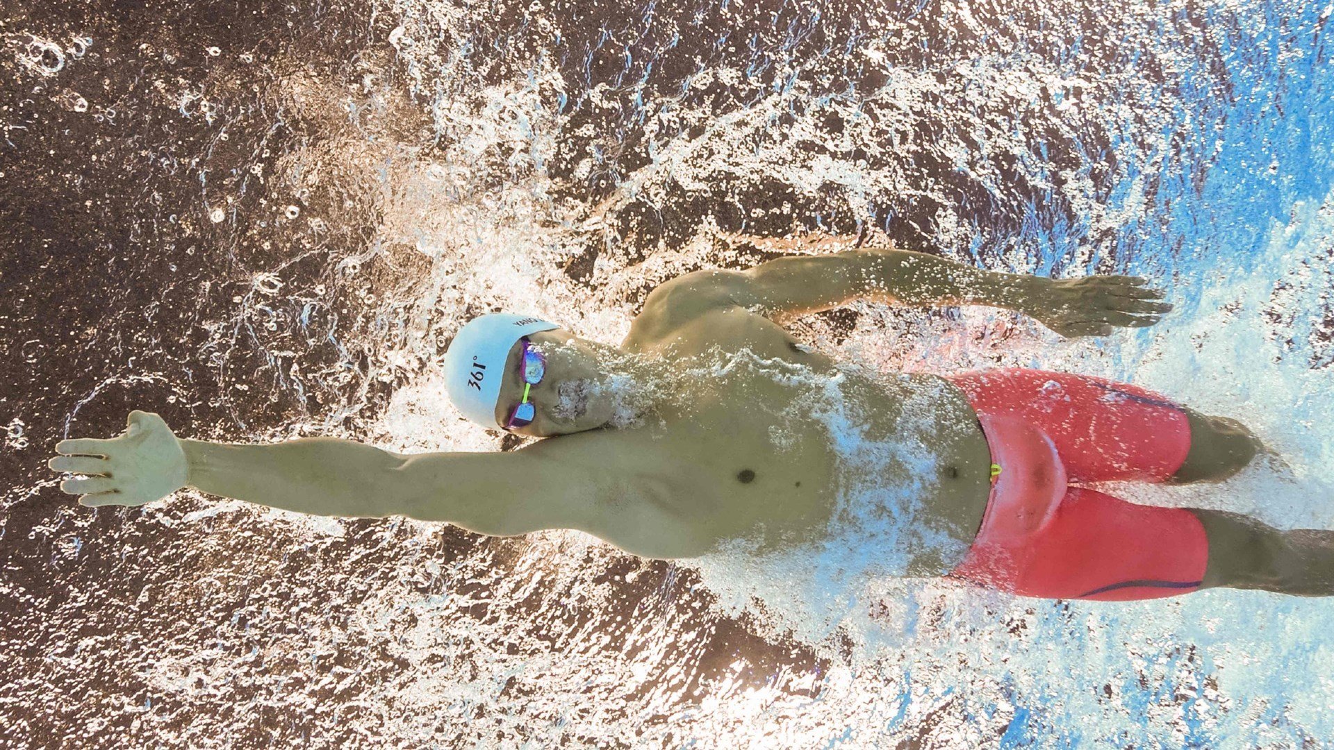 德布劳内在澳大利亚队比赛中表现优异，出色防守引发热议！赛场气氛高涨